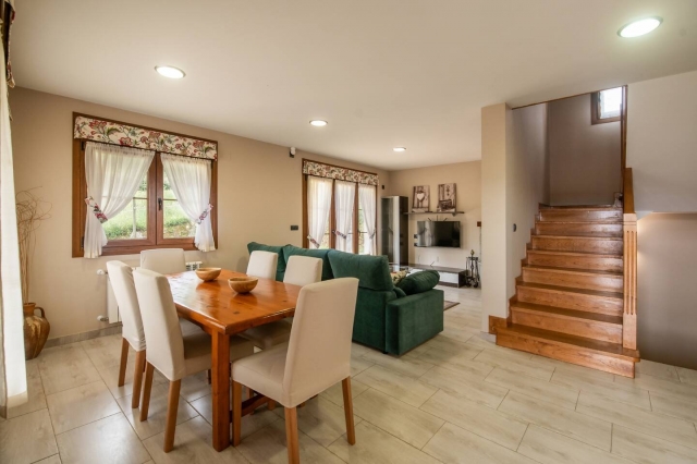 Sala amplia con mesa