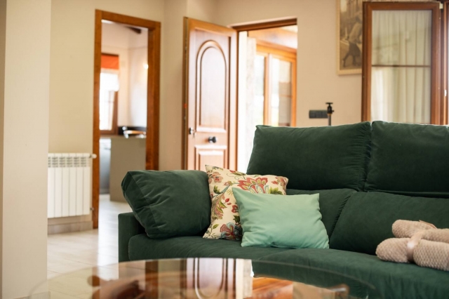 Sala amplia y sillones