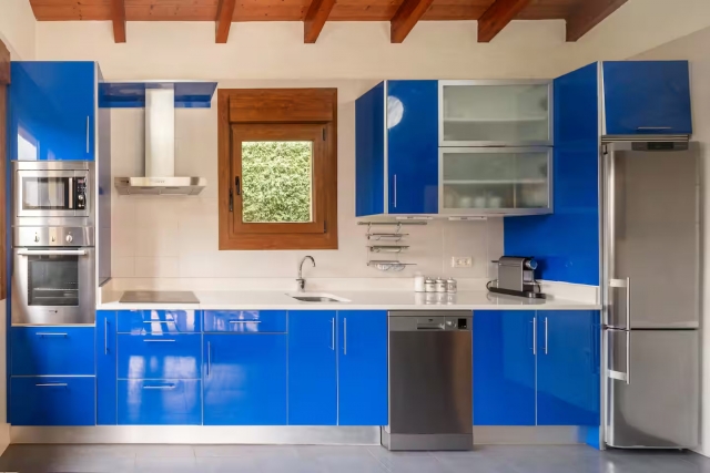 Cocina azul con armarios
