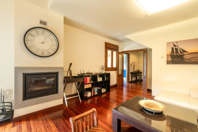 Sala amplia con chimenea