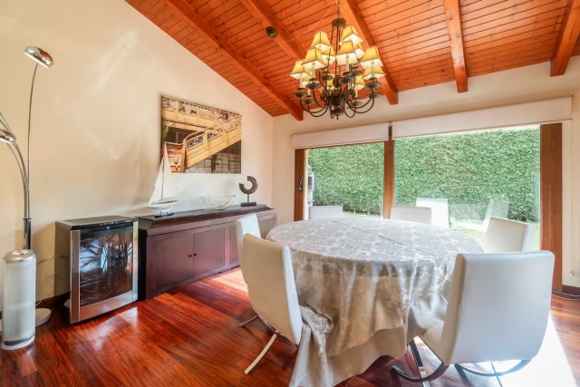 Sala amplia con mesa 