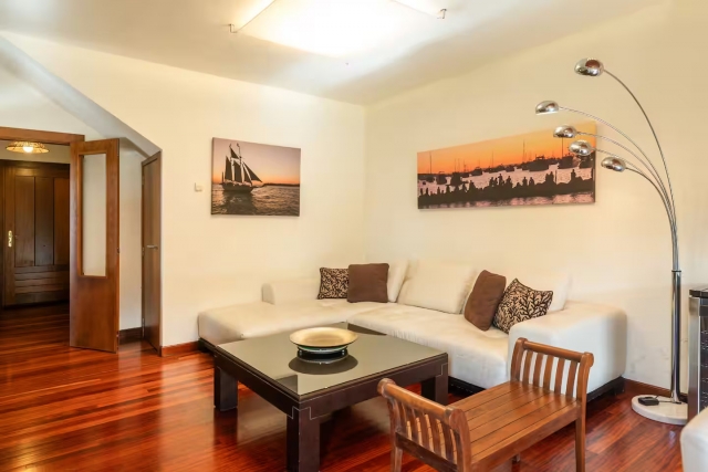 Sala amplia con sillones