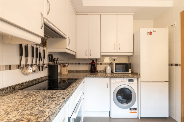 Cocina amplia con lavadora