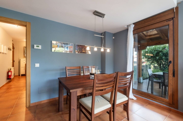 Sala amplia con mesa