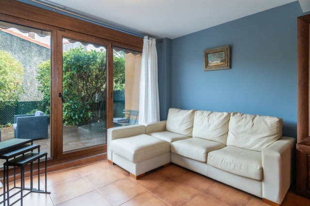 Sala amplia con sofa 