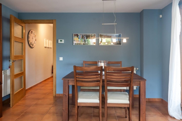 Sala de estar con mesa