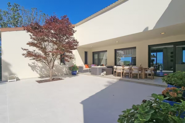 Amplio patio en el exterior