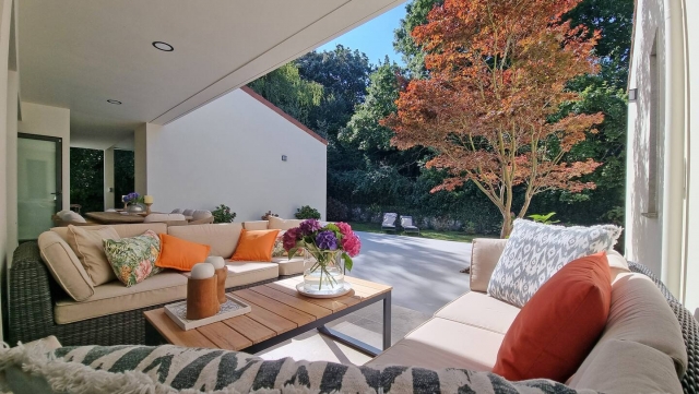 Amplio porche con sillones