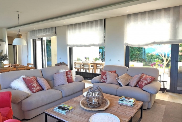 Sala amplia con sillones