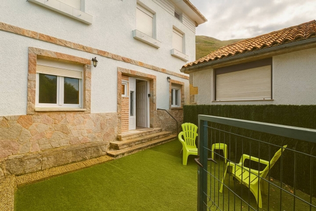 Amplio exterior con sillas