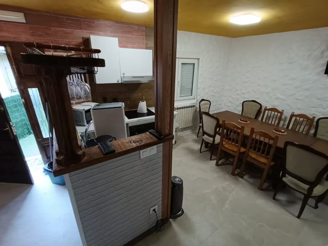 Cocina con mesa y tele