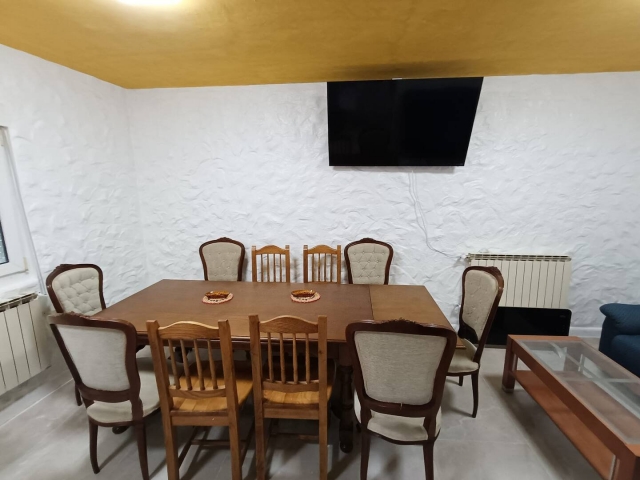 Sala de estar con mesa 