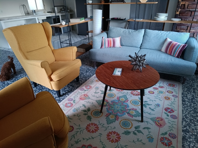 Sala amplia con sillones