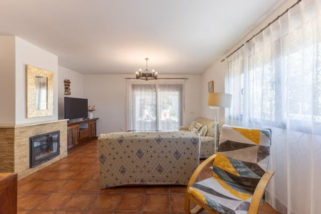 Sala amplia con chimenea