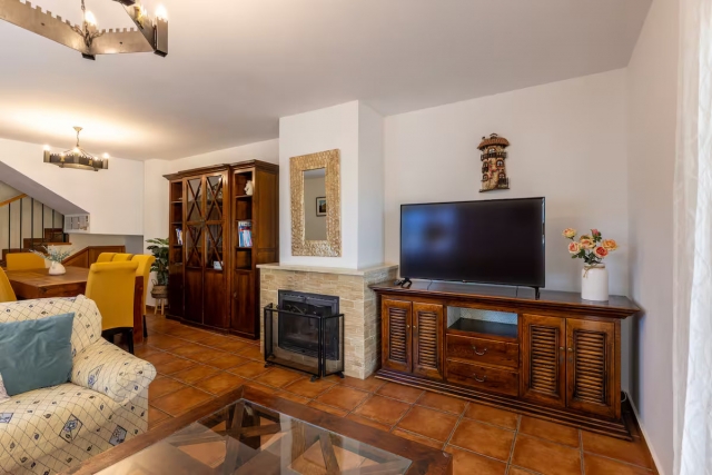 Sala amplia con chimenea