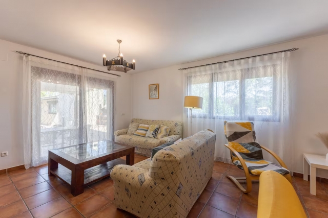 Sala amplia con sillones