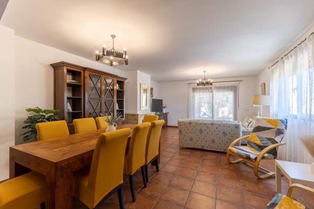 Sala amplia con su mesa