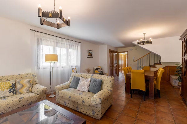 Sala amplia con su mesa