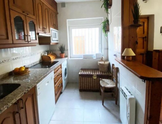 Cocina amplia con armarios