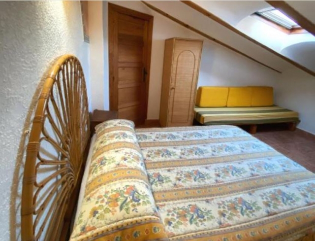 Dormitorio amplio con un sofa 