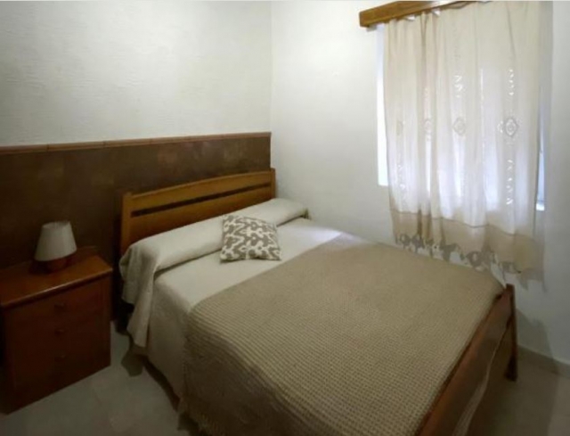 Dormitorio de matrimonio con ventanal
