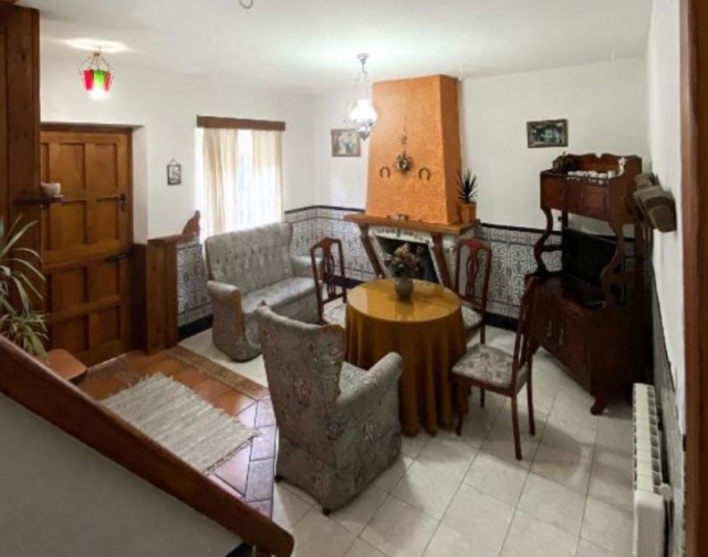 Sala amplia con chimenea