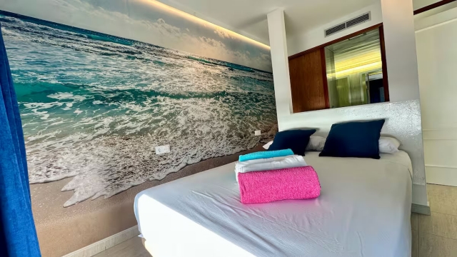 Dormitorio amplio y mural