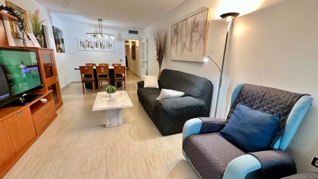 Sala amplia con mesa 