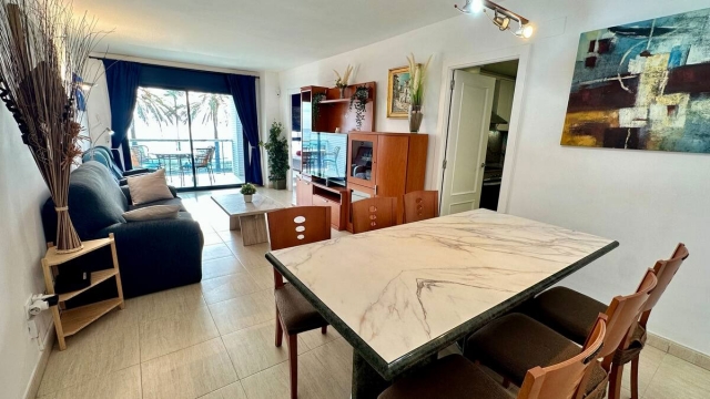 Sala amplia con mesa