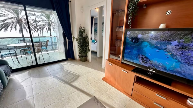 Sala amplia y salida