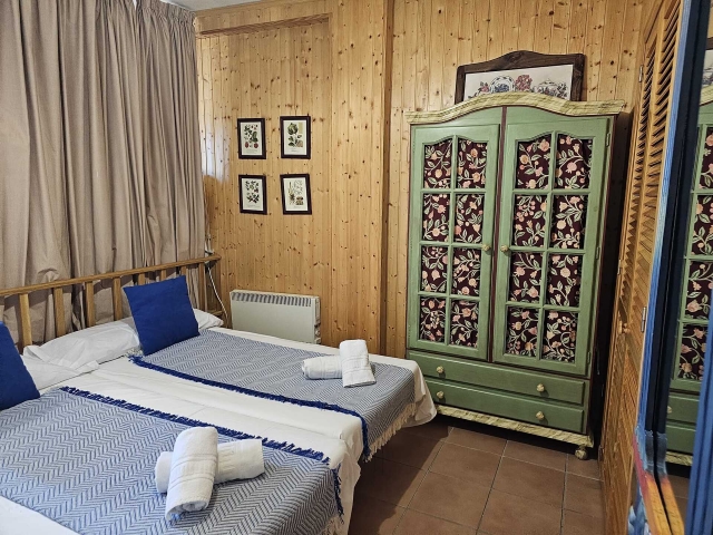 Dormitorio con camas juntas