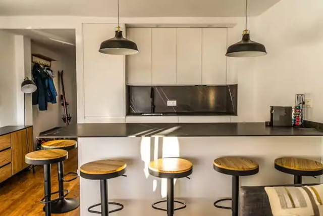 Cocina con barra y taburetes