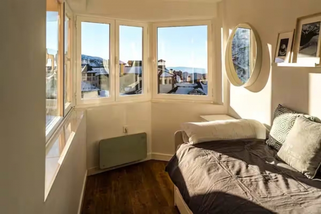 Dormitorio con vistas