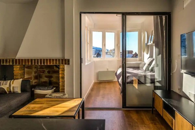 Sala amplia con chimenea