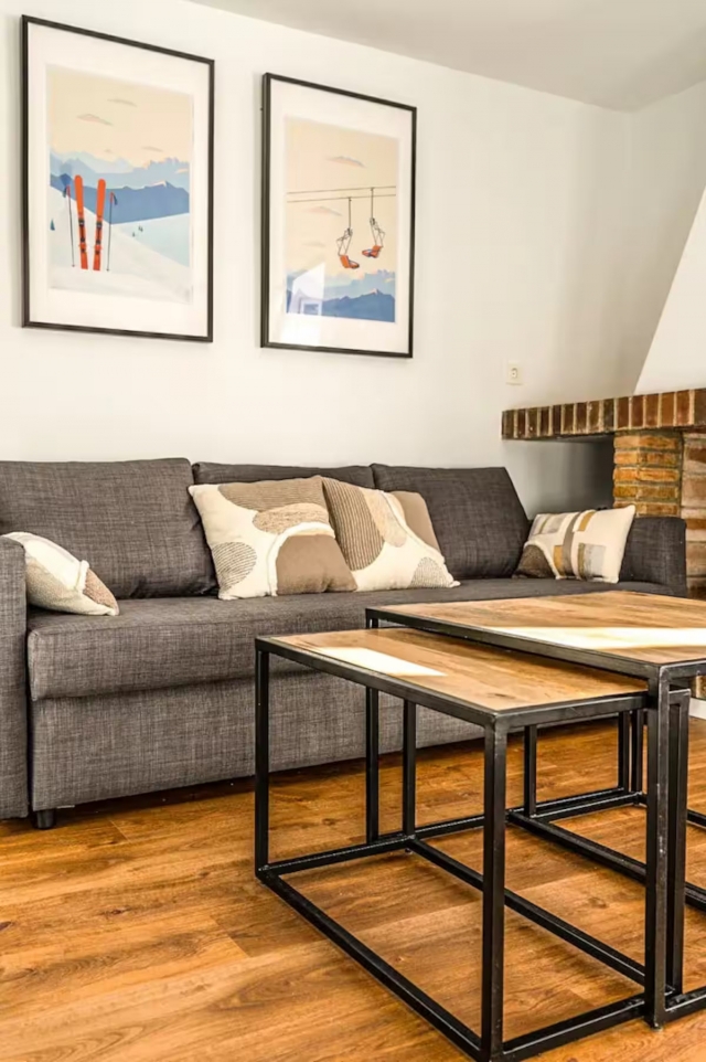 Sala amplia con la chimenea