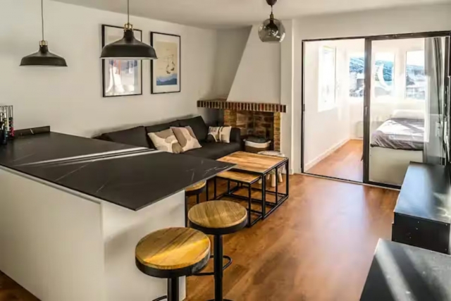 Sala amplia desde la cocina