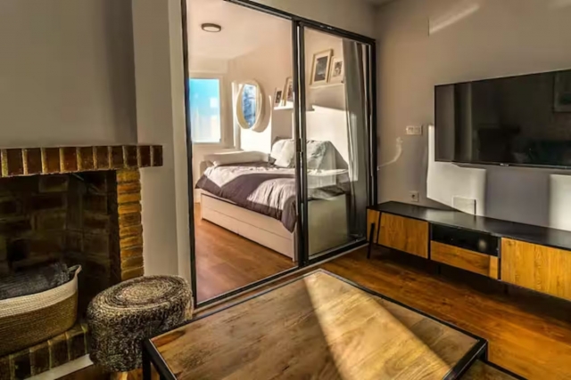 Sala amplia y salida