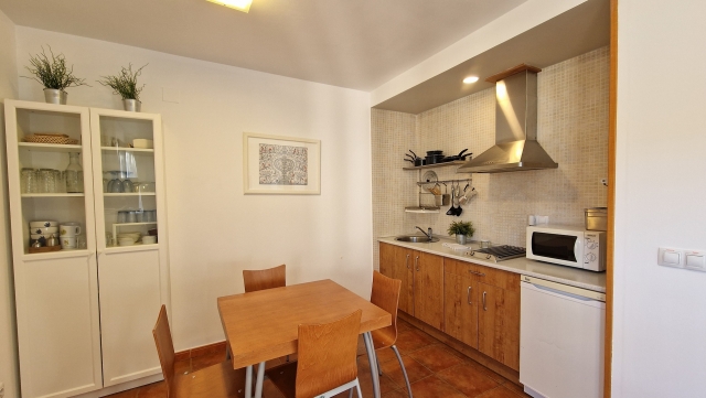 Cocina junto a la mesa 