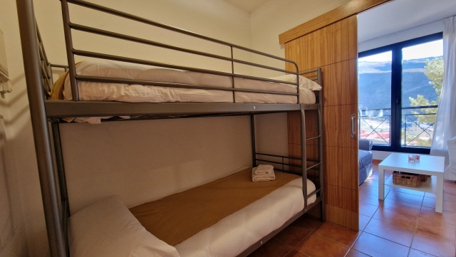 Dormitorio con litera y vistas