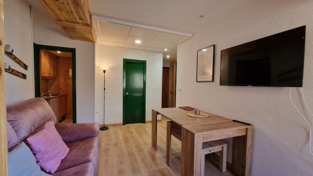 Sala amplia con su mesa