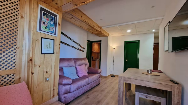 Sala amplia con tele