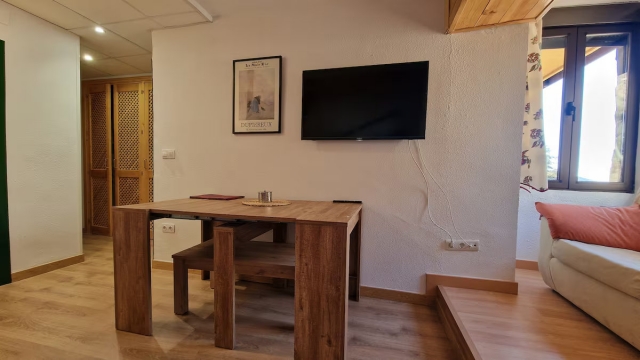 Sala de estar con mesa