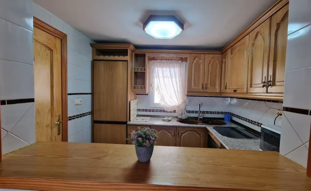 Cocina amplia con barra