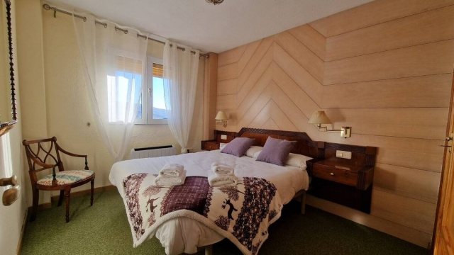 Dormitorio amplio con silla