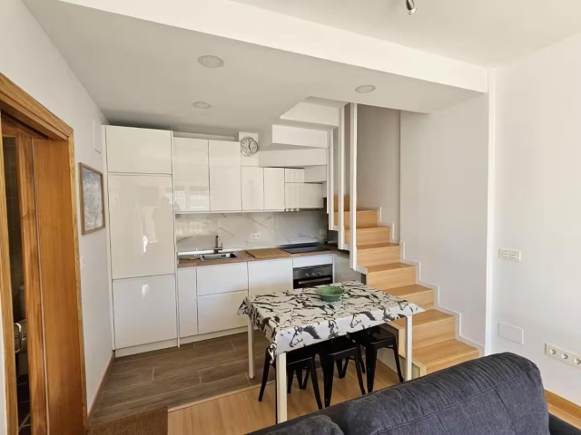 Cocina comedor y escalera