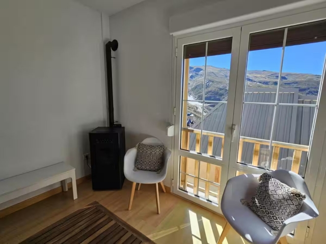 Sala de estar con chimenea