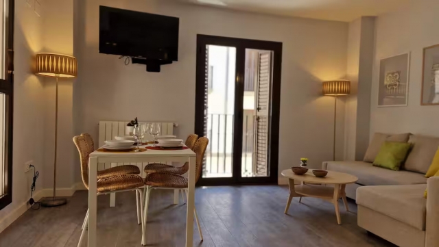 Sala amplia con mesa 