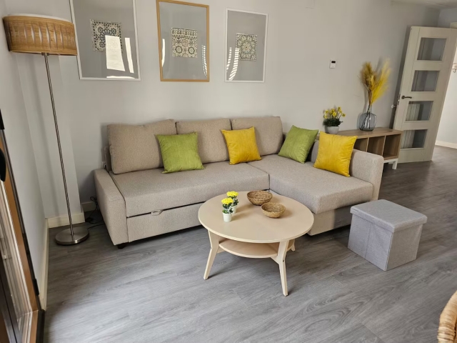 Sala amplia con sofa 