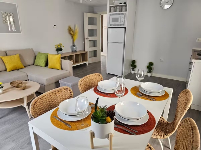 Sala de estar con mesa 