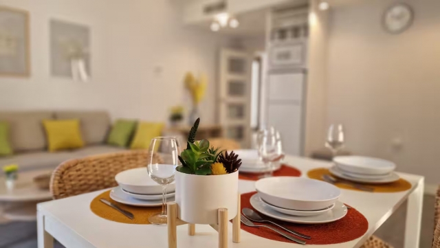 Sala de estar con mesa 